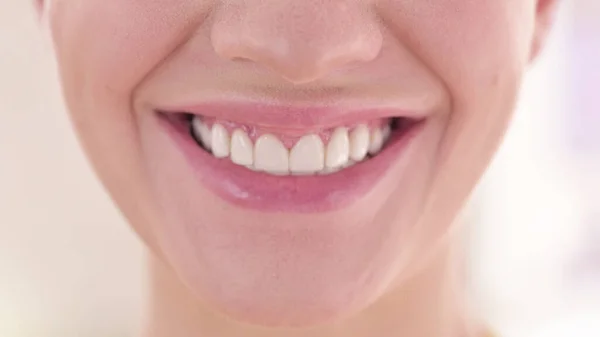 Retrato de hermosa sonrisa de mujer blanca joven —  Fotos de Stock