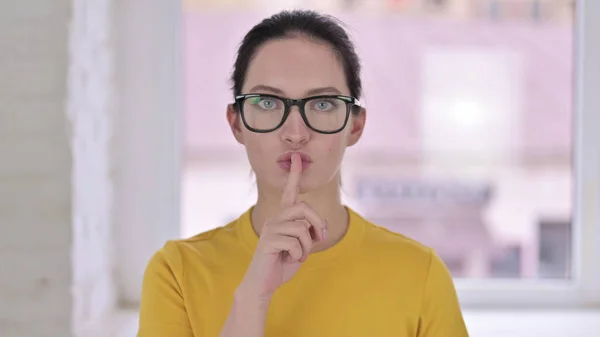 Retrato de Jovem Designer do sexo feminino colocando o dedo nos lábios — Fotografia de Stock