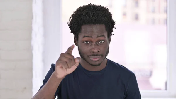 Glada afroamerikanska mannen pekande finger på kameran — Stockfoto