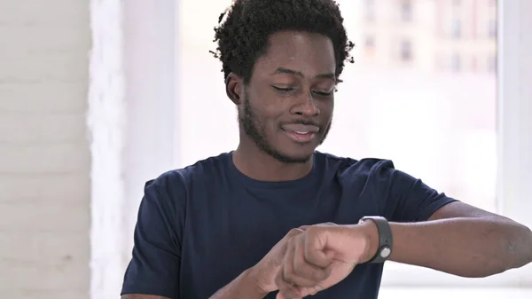 Retrato de Jovem Afro-Americano usando Smartwatch — Fotografia de Stock