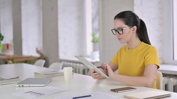Fókuszált fiatal női tervező dolgozik Tablet a modern irodában — Stock Fotó