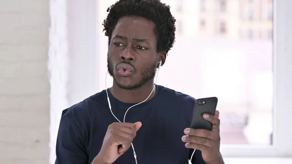 Retrato de jovens afro-americanos ouvindo música com fones de ouvido — Fotografia de Stock