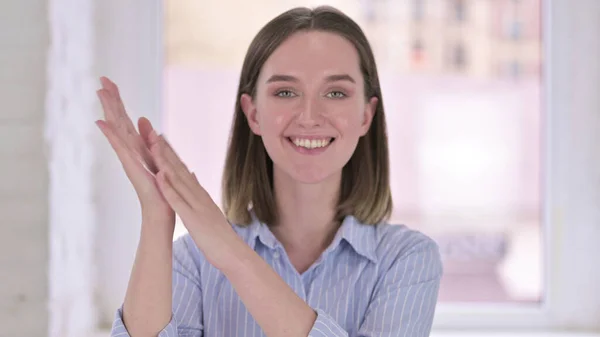 Portrait de la jeune femme excitée applaudissements — Photo