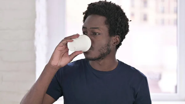 Retrato de pensativo jovem afro-americano bebendo café — Fotografia de Stock