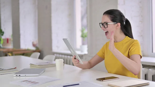 Atractiva joven diseñadora haciendo Video Chat en Tablet — Foto de Stock