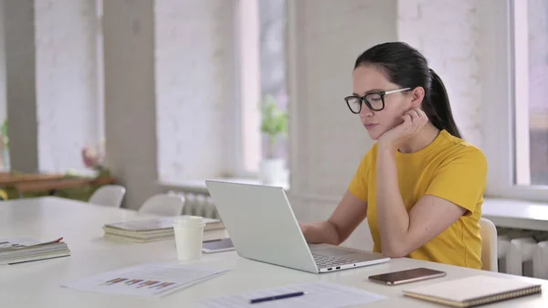 Sleepy Young Female Designer taking Slep in Modern Office — Stock fotografie