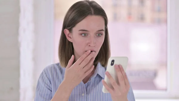 Retrato de Shocked Young Woman reagindo a perda em Smartphone — Fotografia de Stock