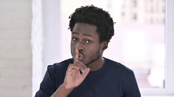 Genç Afrikalı Amerikalı Adam Dudağına Parmak Koyuyor — Stok fotoğraf
