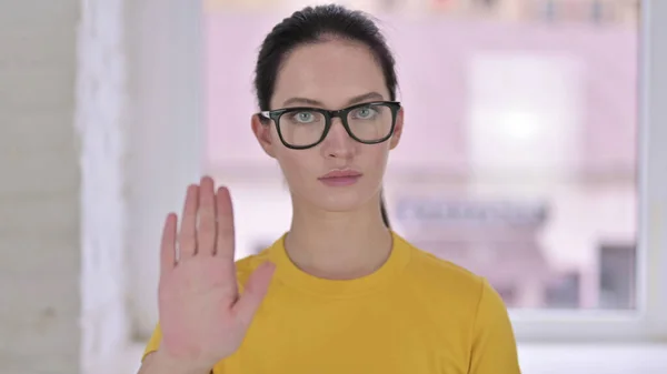 Portré fókuszált fiatal női tervező csinál Stop Sign kézzel — Stock Fotó