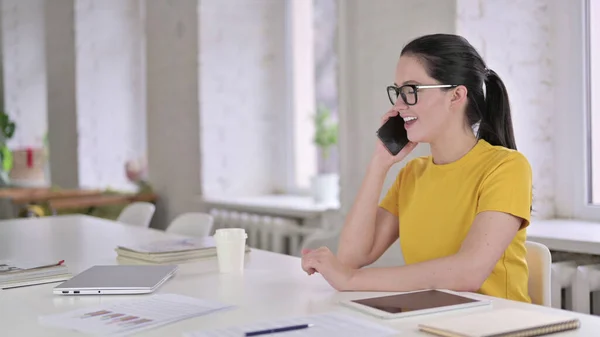 Feliz joven diseñadora hablando en Smartphone —  Fotos de Stock