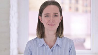 Ağlayan Genç Kadının Portresi Kameraya Bakıyor