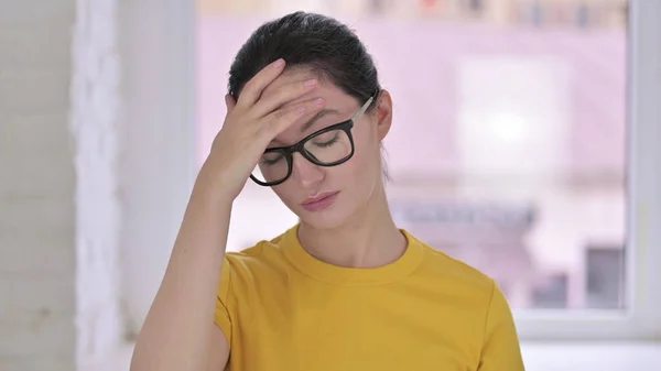 Retrato de una joven diseñadora cansada con dolor de cabeza — Foto de Stock