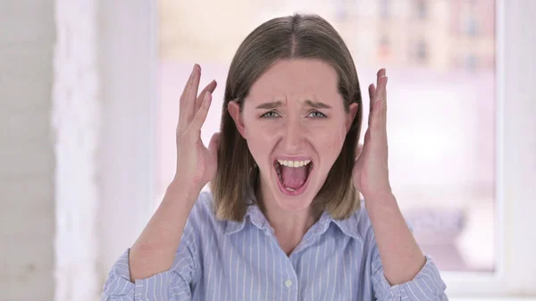 怒っている若い女性の叫びと叫びの肖像 — ストック写真