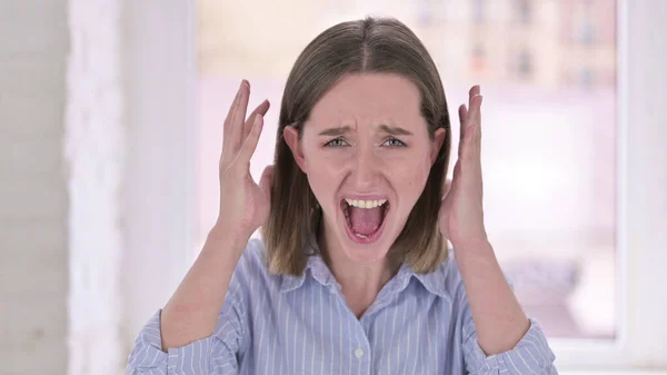 (Inggris) Portrait of Angry Young Woman Shouting and Screaming — Stok Foto