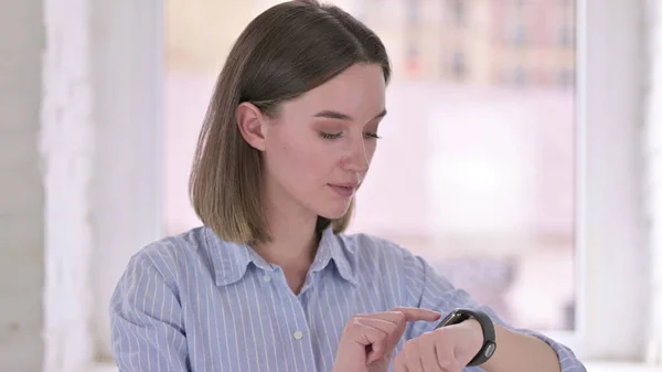 Portrait d'un jeune professionnel ciblé utilisant une montre intelligente — Photo