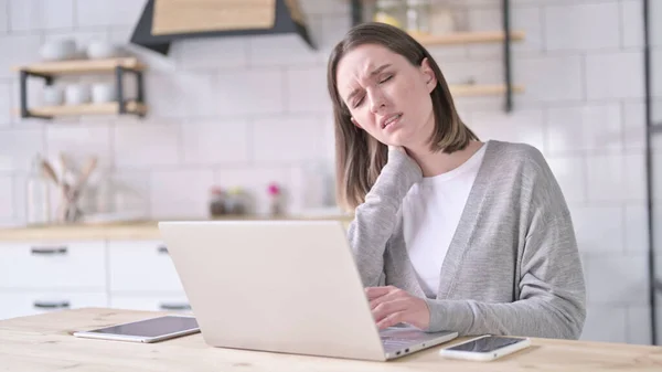 Afroamerikanerin führt Videochat auf Laptop — Stockfoto