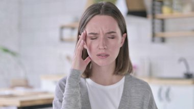 Yorgun Genç Kadın 'ın Baş Ağrısı Portresi