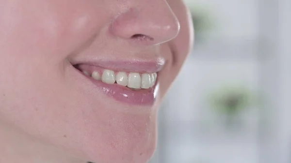 Primer plano de mujer joven sonriendo con dientes sanos — Foto de Stock