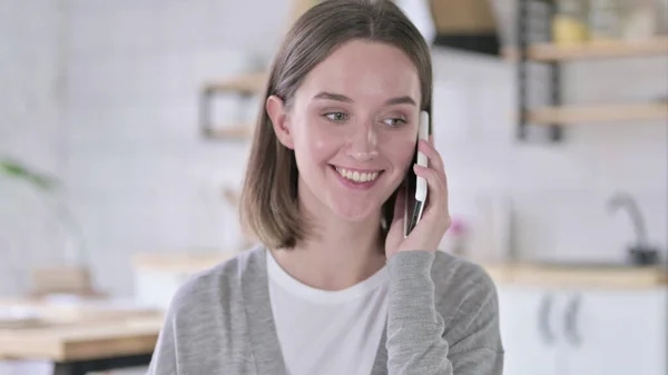 Retrato de mujer joven hablando en Smartphone — Foto de Stock