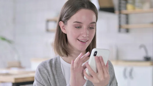 Retrato de mujer joven usando smartphone en la oficina — Foto de Stock