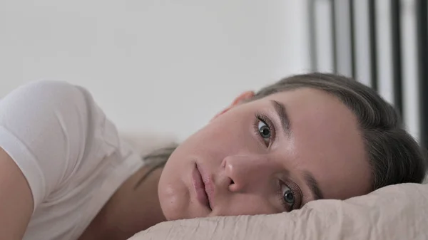 Malade jeune femme avec insomnie couché dans le lit — Photo