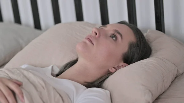 Jeune femme avec insomnie couchée au lit à la maison — Photo