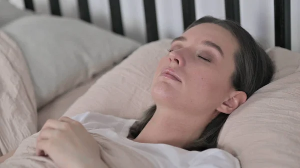 Jolie jeune femme dormant dans le lit à la maison — Photo