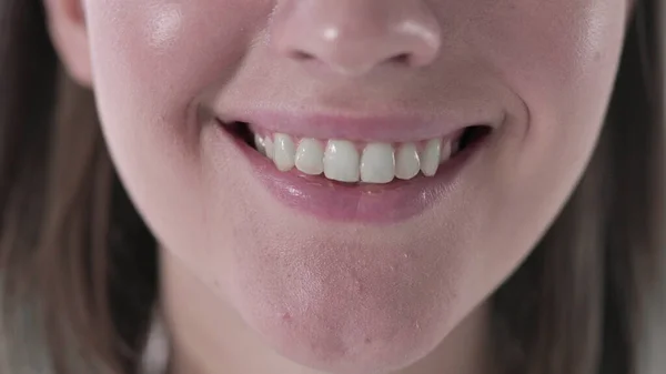 Κοντινό πλάνο των δοντιών χαμογελώντας νεαρή γυναίκα — Φωτογραφία Αρχείου