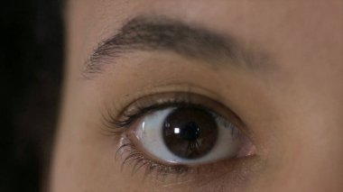 Afrika kökenli Amerikalı Kadın Gözü Kamerada Yanıp sönüyor