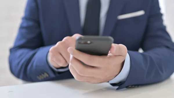 Primo piano di mani di uomo d'affari utilizzando Smartphone — Foto Stock