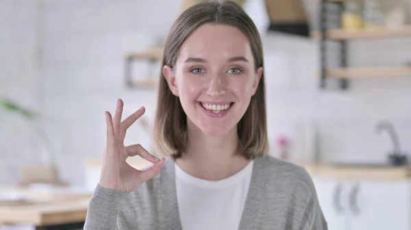 Retrato de Joven Alegre Mostrando Signo Ok — Foto de Stock