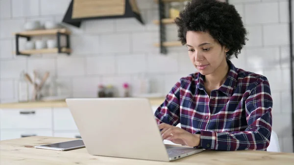 A mulher afro-americana trabalhando no laptop — Fotografia de Stock