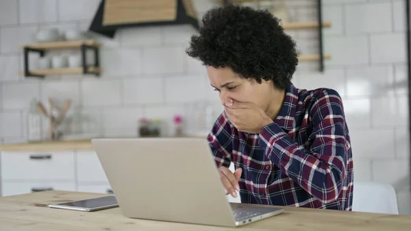 A mulher afro-americana doente com tosse no escritório — Fotografia de Stock