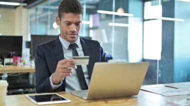 Üzücü Afrikalı İşadamı Dizüstü bilgisayarında Şok Var