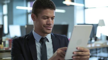 Afrikalı İşadamı Dijital Tablet üzerinde çalışıyor