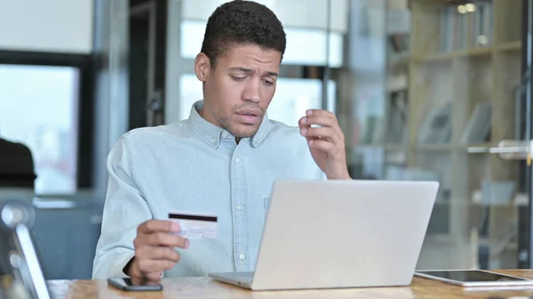 ショッピングの失敗、クレジットカードを使用した若いアフリカ人男性 — ストック写真