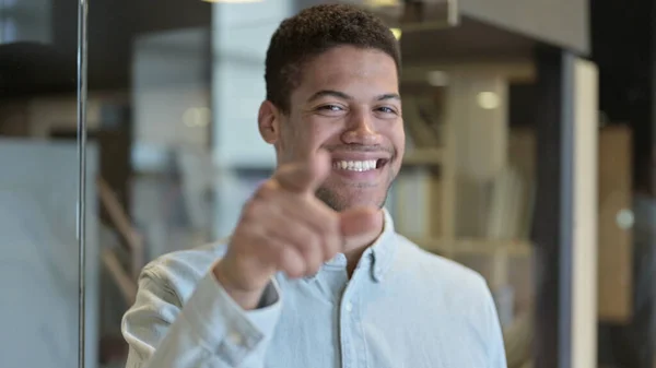 Ung afrikansk man pekar finger på kameran — Stockfoto