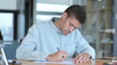 Kalemle Kağıda Yazan Hırslı Afrikalı Adam