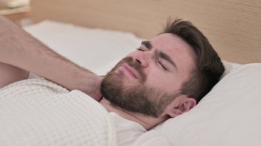 Yatakta Boyun Ağrısı Olan Uyuyan Genç Adam