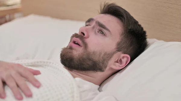 Atractivo joven teniendo pesadilla en la cama — Foto de Stock