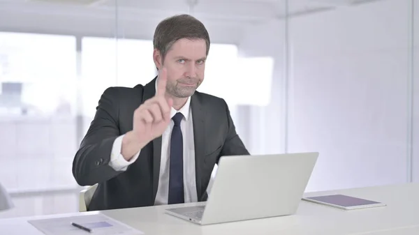 Aantrekkelijke middelbare leeftijd Zakenman zegt nee door Vinger in Office — Stockfoto