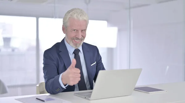 Ambitiös gammal affärsman gör tummen upp i Office — Stockfoto