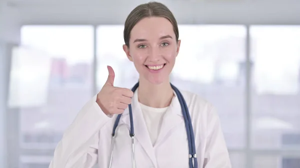 Portrét ctižádostivé mladé ženy Doktor dělá palce nahoru — Stock fotografie