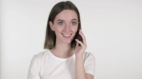 Beyaz Arkaplanda Akıllı Telefonla Konuşan Genç Kadın — Stok fotoğraf