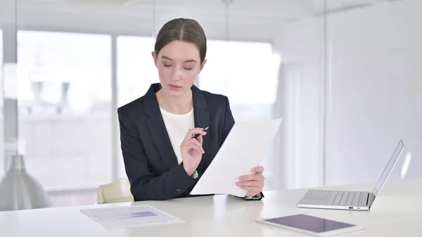 勤勉な若いビジネスマン現代オフィスで文書を読む女性 — ストック写真