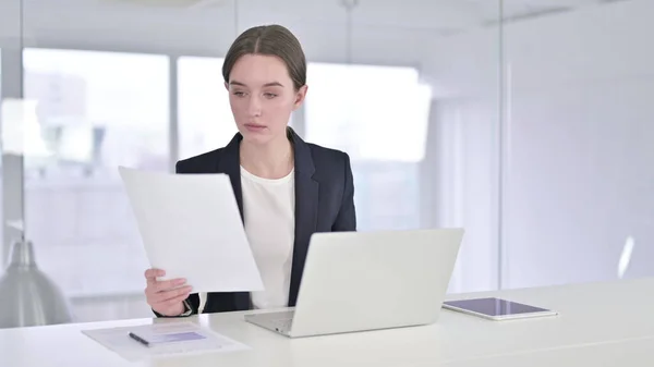 Jeune femme d'affaires travailleuse lisant des documents au bureau — Photo