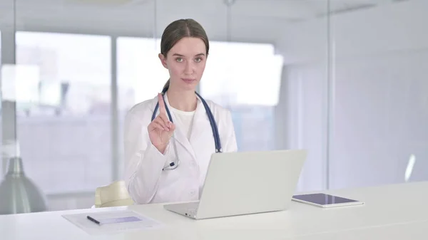 Νεαρή γυναίκα γιατρός λέει όχι από Δάχτυλο στην Κλινική — Φωτογραφία Αρχείου