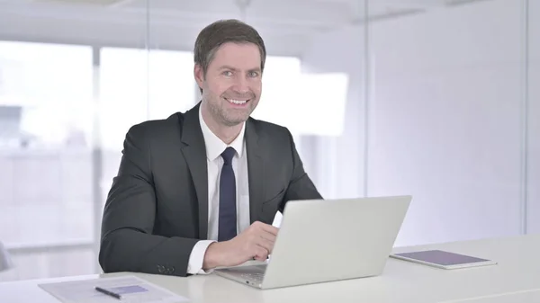 Empresario ambicioso mirando a la cámara y sonriendo — Foto de Stock