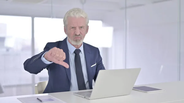 Viejo Empresario haciendo Pulgares Abajo en la Oficina — Foto de Stock