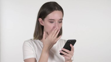 Şok Olan Genç Kadın Akıllı Telefon, Beyaz Arkaplan